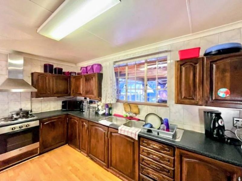 A Beautiful family home - Photo 4