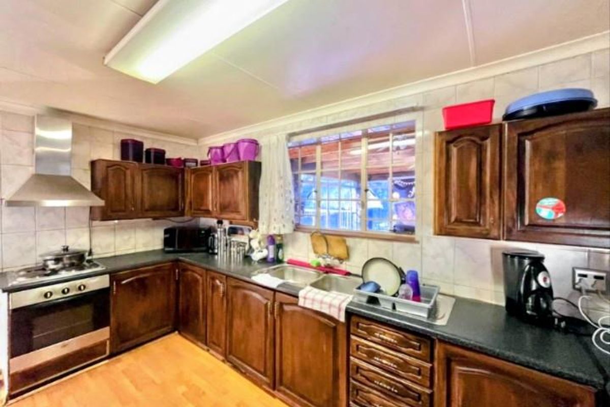 A Beautiful family home - Photo 4
