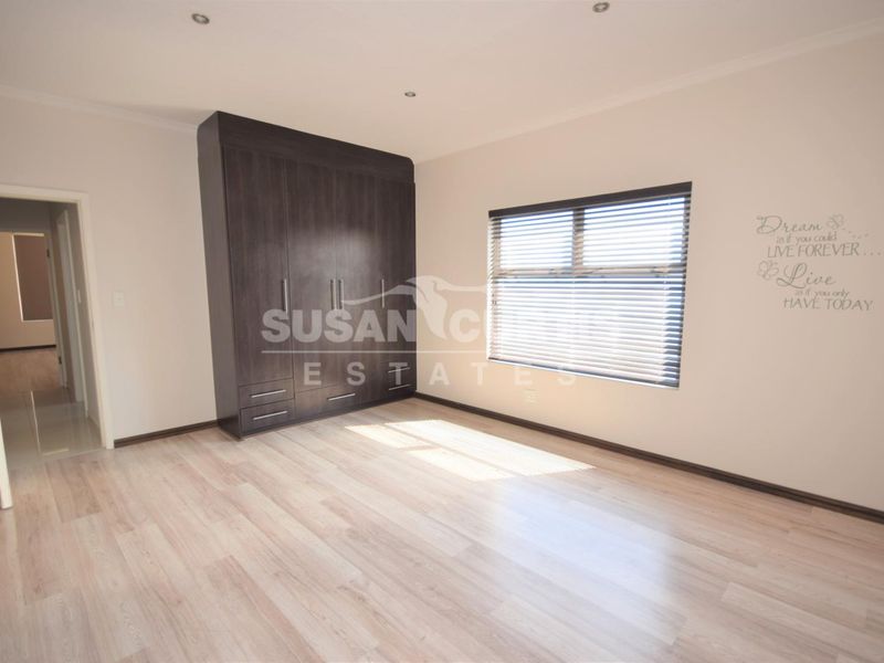 3 Bedroom Penthouse - Photo 5
