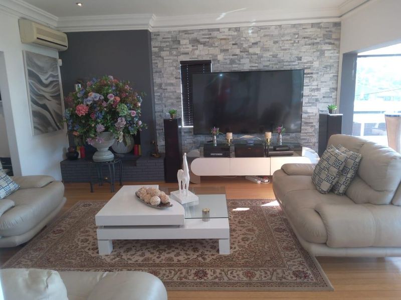 Elevated 3 bedroom home with flatlet and stunning sea views - Photo 9