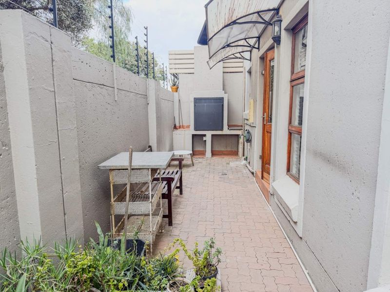 Stylish Duplex Townhouse with Double Garage & Granite Kitchen - Photo 6