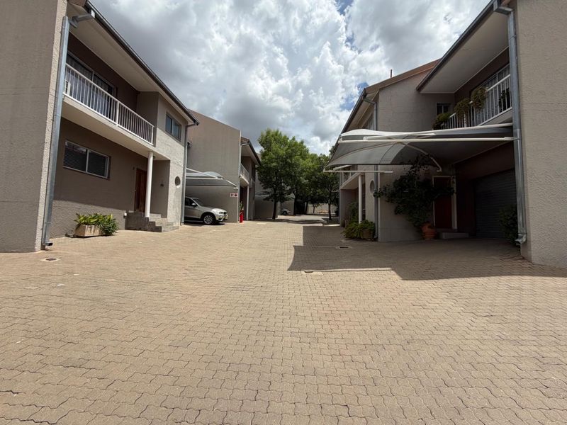 3 bedroom townhouse in Prime Location - Photo 4