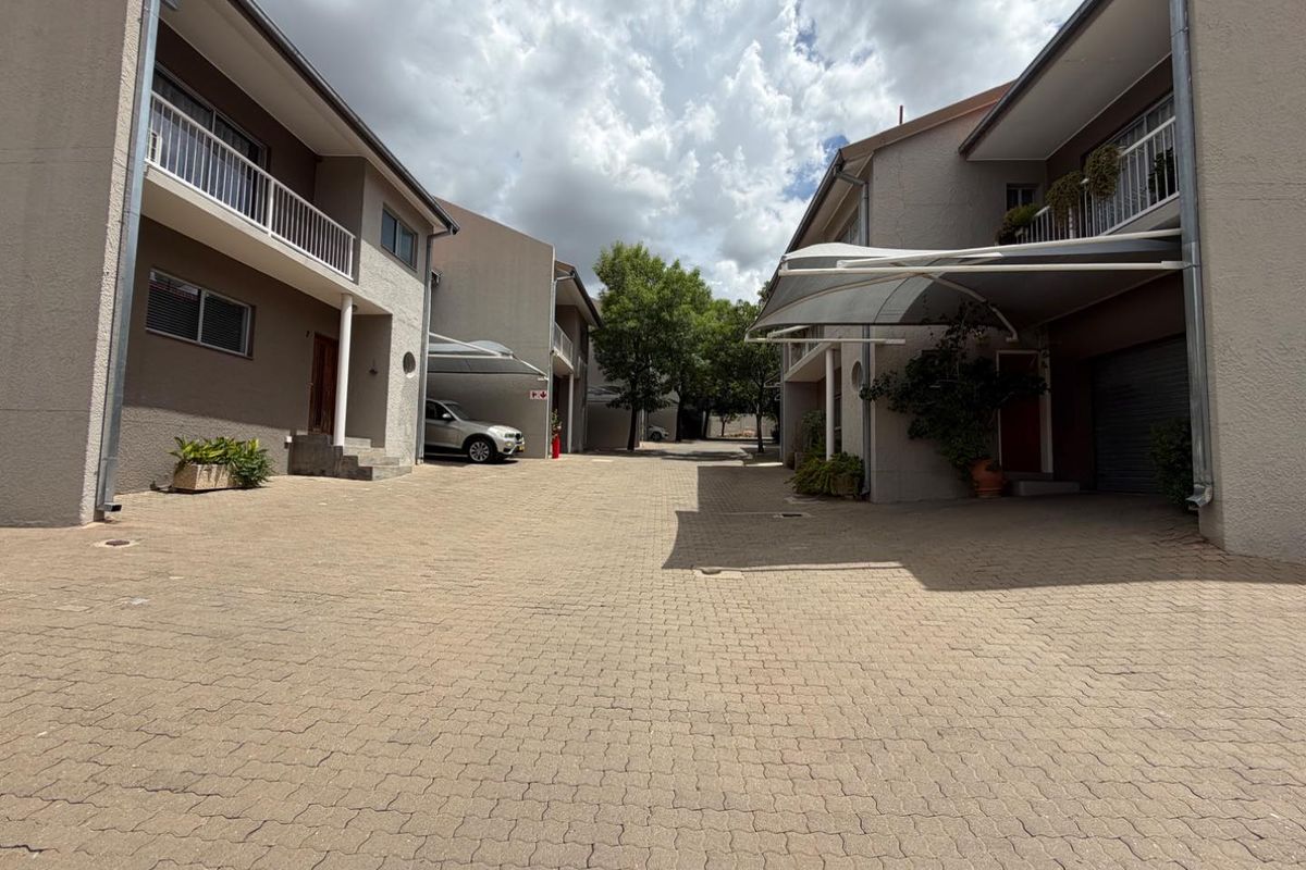 3 bedroom townhouse in Prime Location - Photo 4