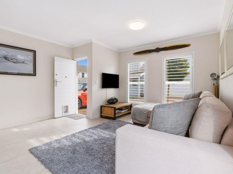 Immaculate Double-Storey Home Available To Let - Photo 10