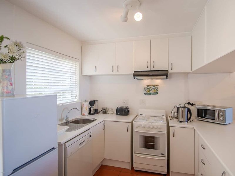 Fully furnished 2 bedroom apartment available on a long term lease. - Photo 4