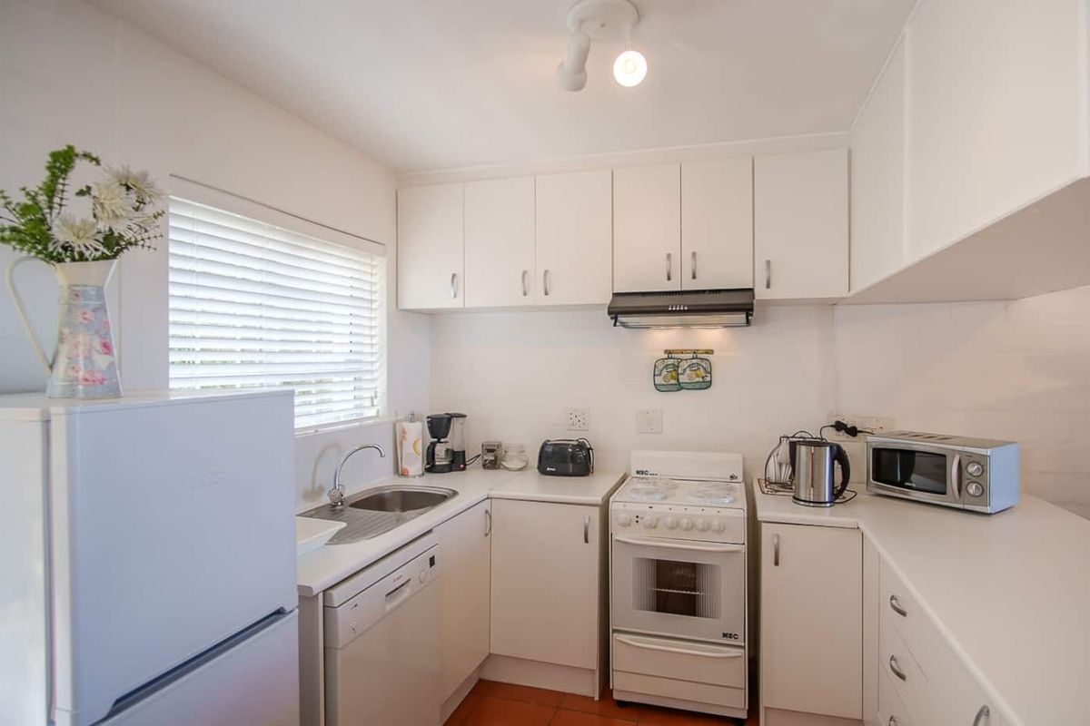 Fully furnished 2 bedroom apartment available on a long term lease. - Photo 4