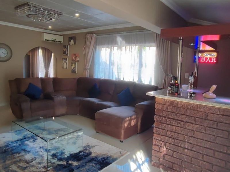 3 Bedroom House for sale in Escombe - Photo 2