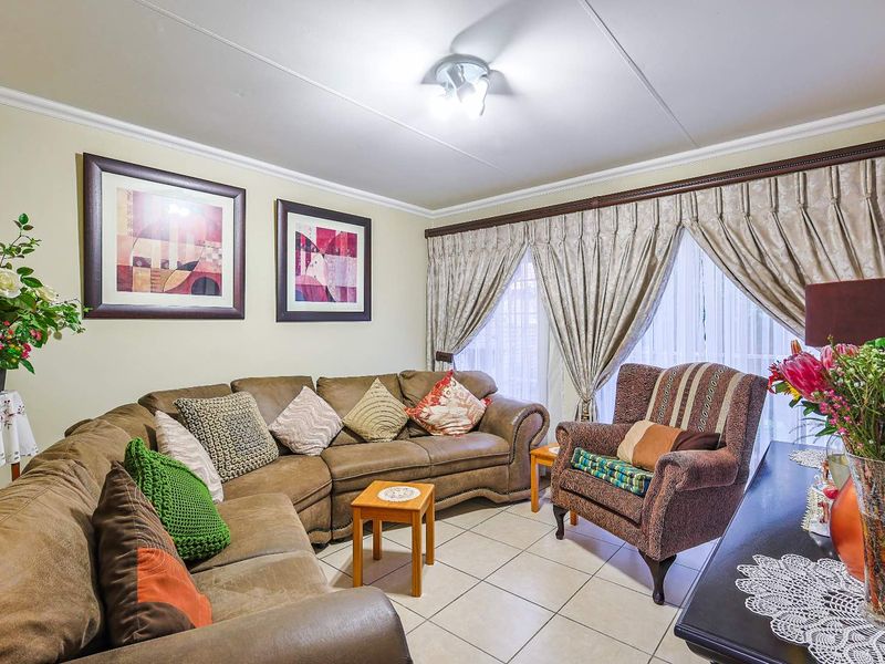 Charming 2-Bed Townhouse with Private Garden in Equestria - Photo 6