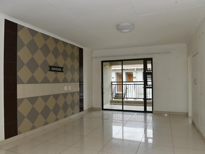 3 BEDROOM TOWNHOUSE - Photo 2