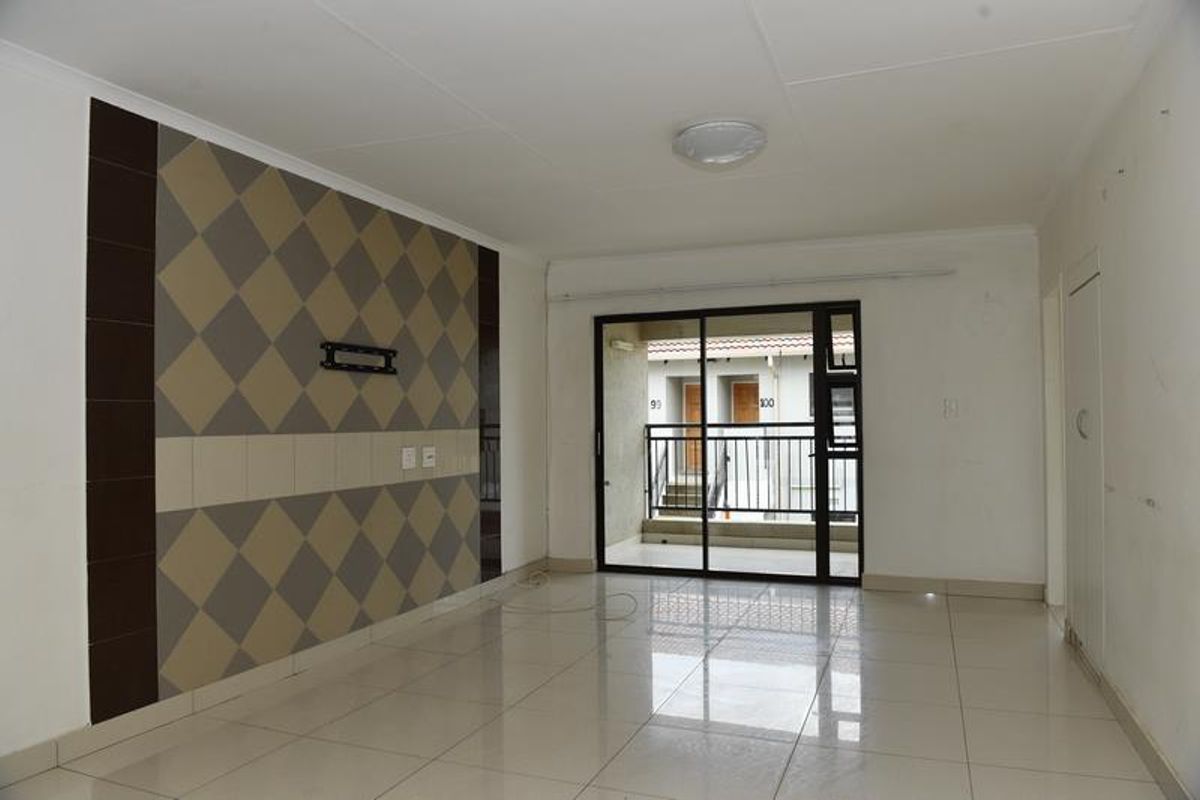 3 BEDROOM TOWNHOUSE - Photo 2