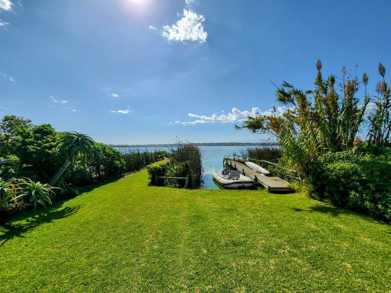 Stunning Zeekoevlei Home: Space, Comfort & Serenity Await! - Photo 9