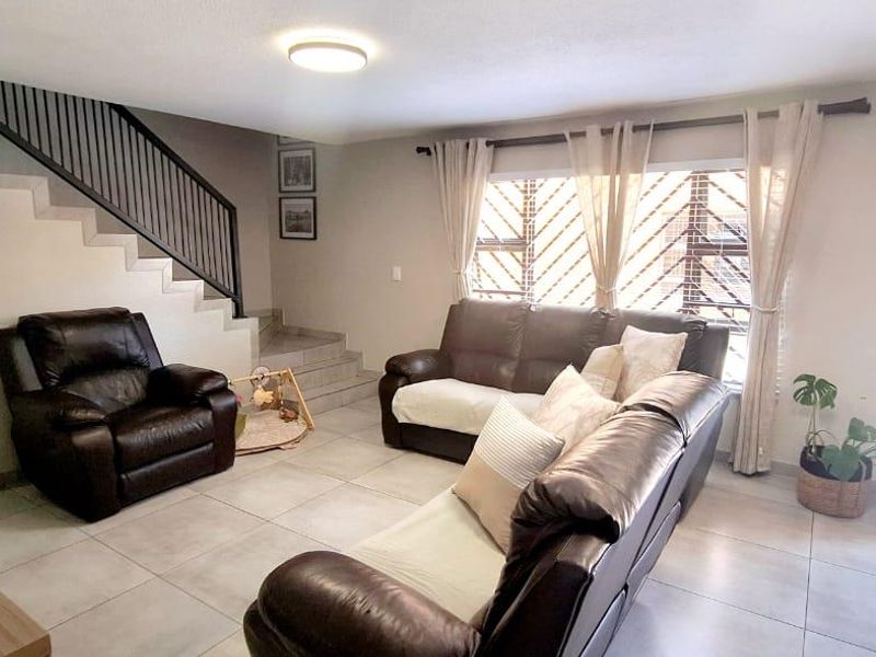 Eye Catching 3 Bedroom Duplex with Solar & Private Pool - Photo 5