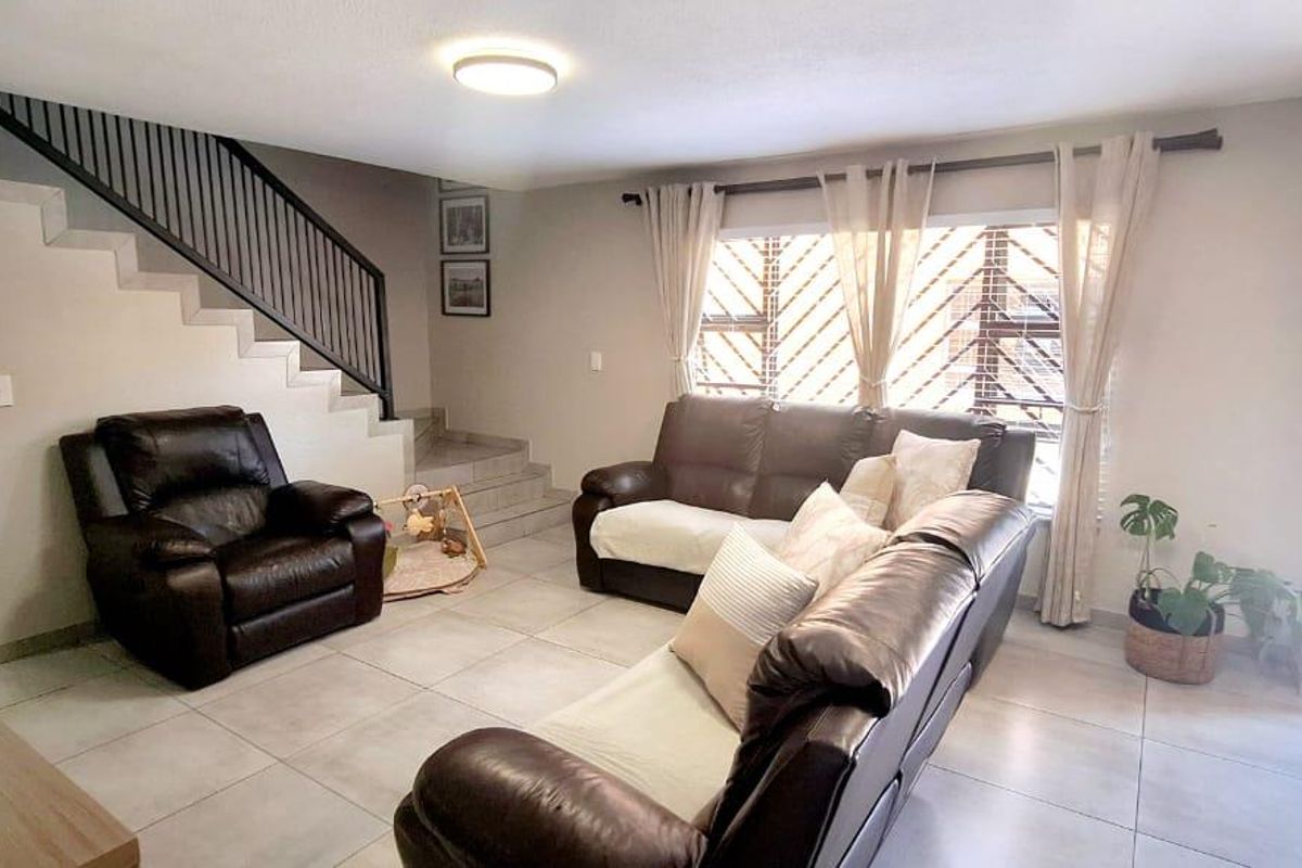 Eye Catching 3 Bedroom Duplex with Solar & Private Pool - Photo 5