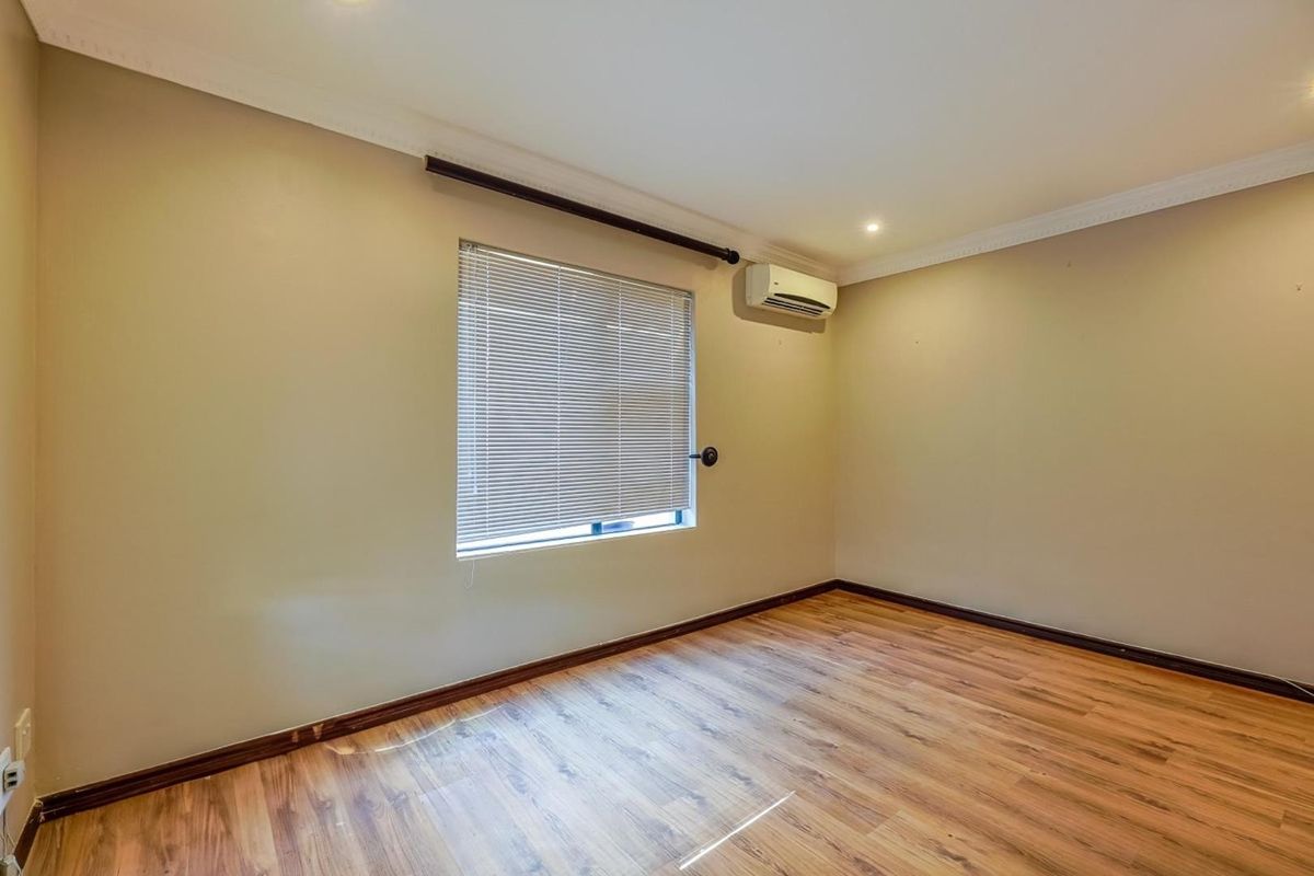 This grand 5-bedroom, 4.5-bathroom home redefines spacious, luxurious living. - Photo 5