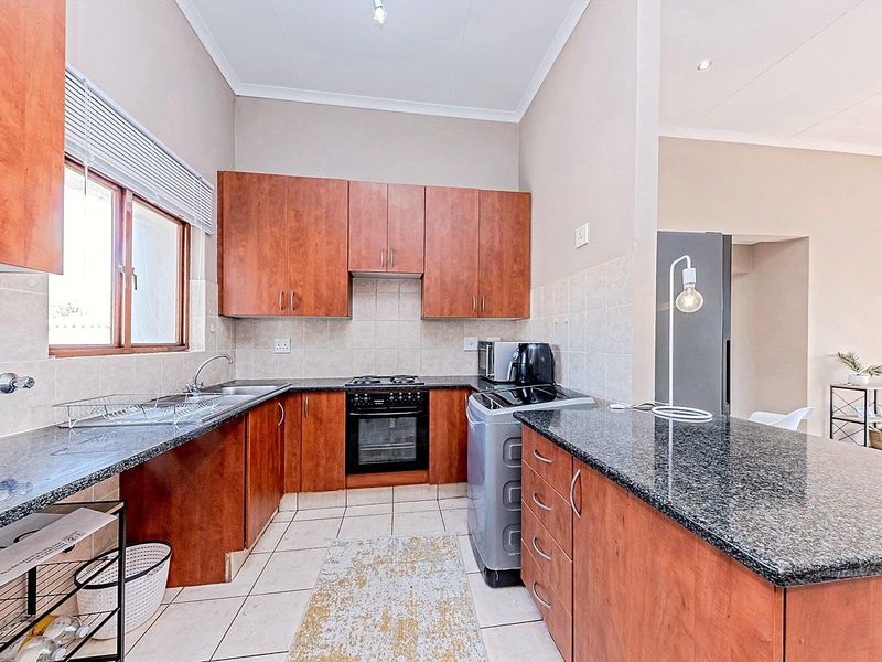 Two Bedroom One Bathroom in the heart of Paulshof - Photo 6