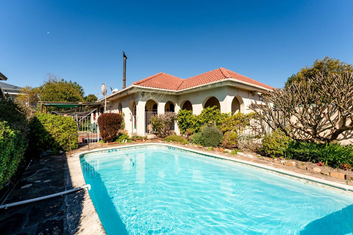 Charming 3-Bedroom Family Home with Pool & Excellent Security – Prime Location - Photo 2