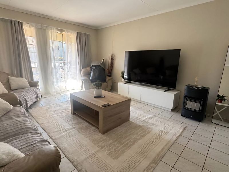 Great Location! Near The Glen & Comaro View, Pool Included - Photo 1