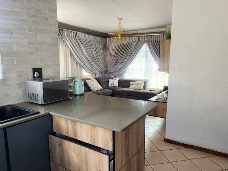 3 Bedroom House For Sale - Photo 7