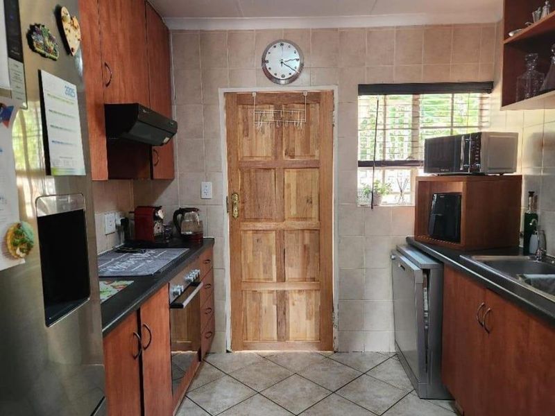 2 bedroom townhouse in sought after complex - Photo 2