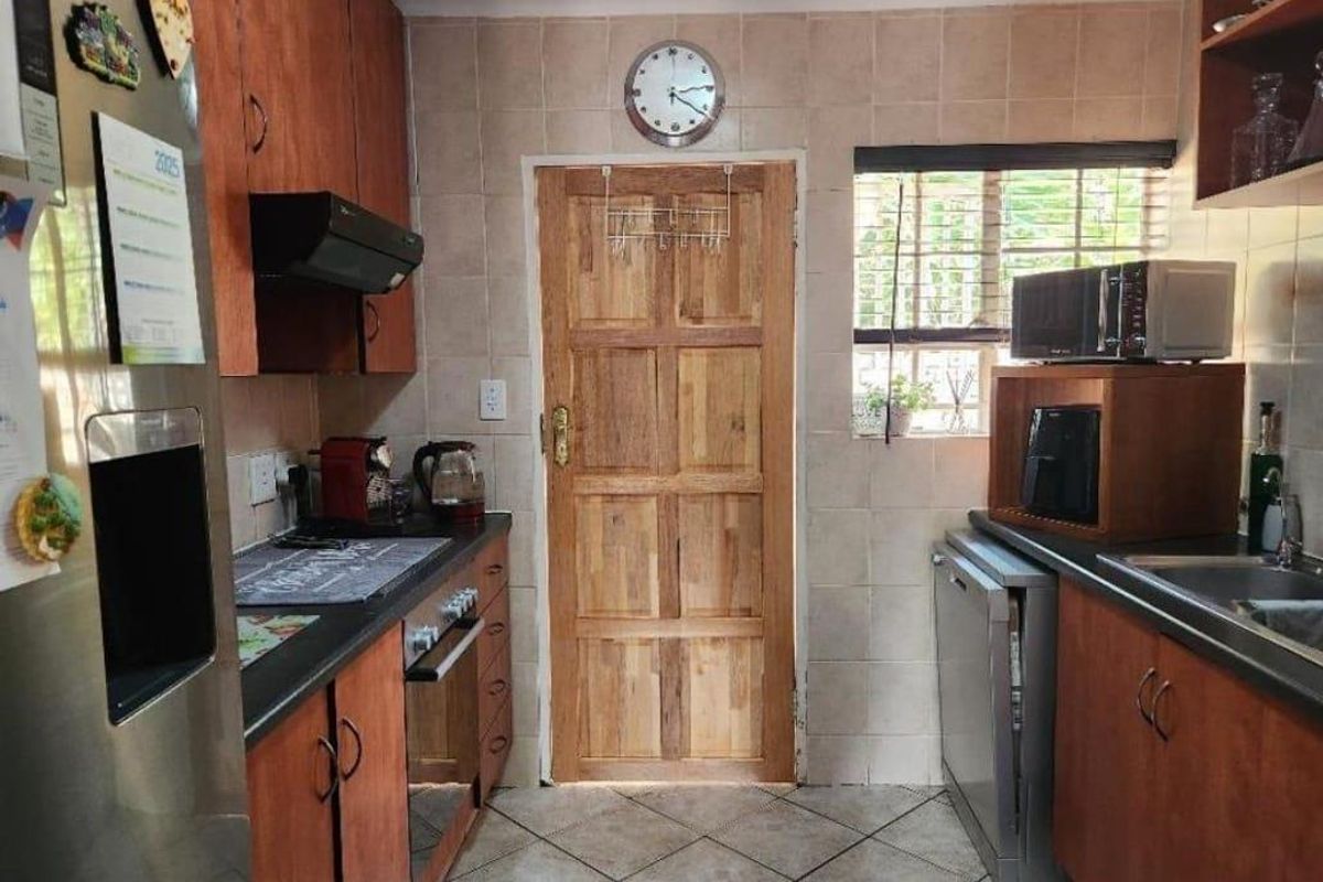 2 bedroom townhouse in sought after complex - Photo 2