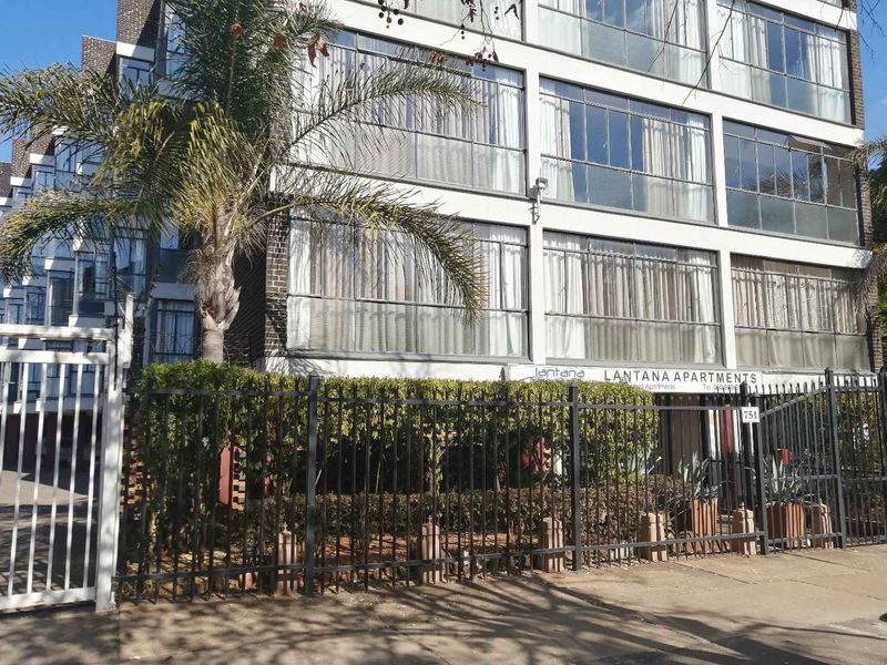 BACHELOR FLAT TO RENT - Photo 2