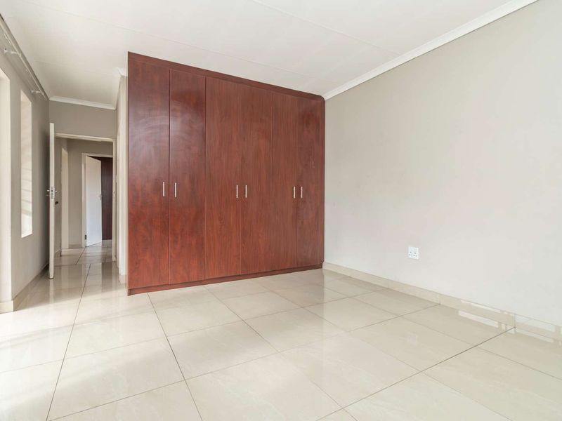 Spacious Duplex 3 Bedroom Townhouse - Photo 7
