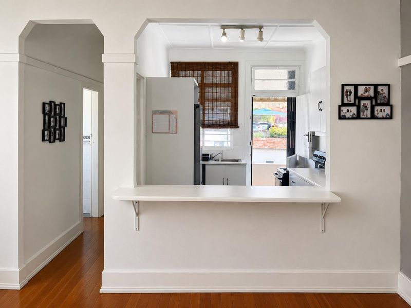 LIGHT, CHARACTER FILLED TOP FLOOR APARTMENT WITH SUNROOM & LOCK UP GARAGE - Photo 5