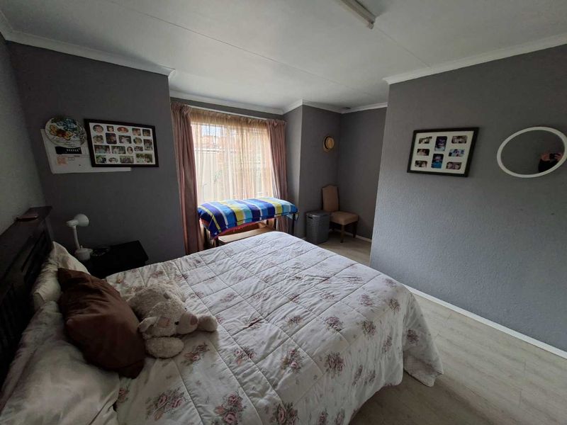 Charming Townhouse with Private Garden and Swimming Pool - Photo 3