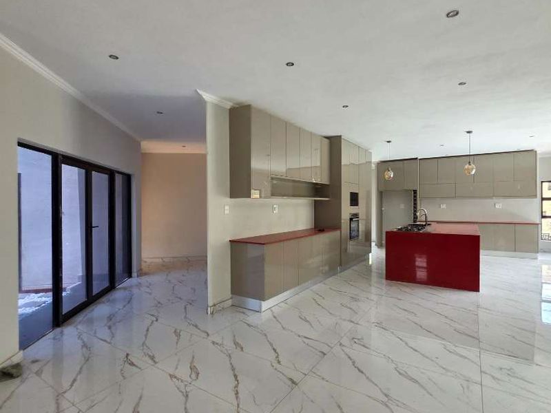 Be the first to turn the key - Photo 3