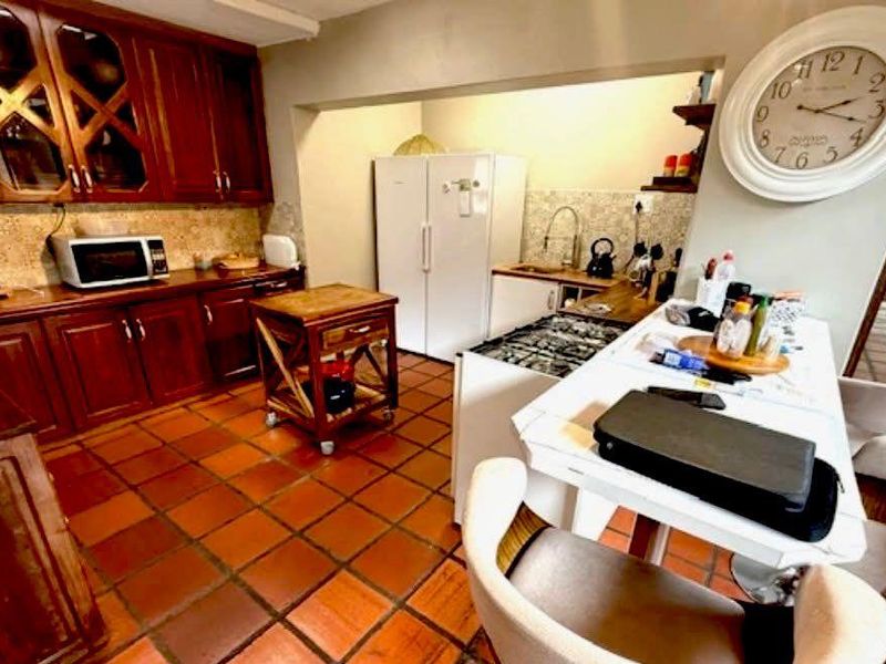 Spacious Family Home with Versatile Living & Work Spaces - Photo 7