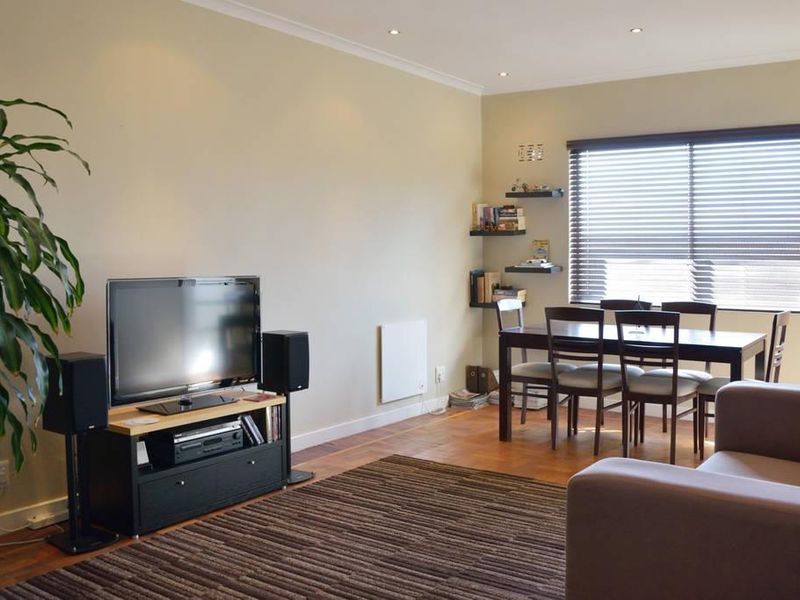 Renovated 2 bedroom UNFURNISHED unit - Photo 3