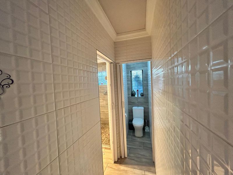Stunning 3 Bedroom house - Photo 8