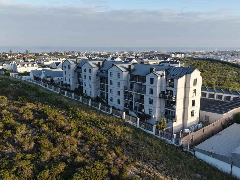 2 Bedroom Unfurnised Apartment in Mariners Village - Photo 1