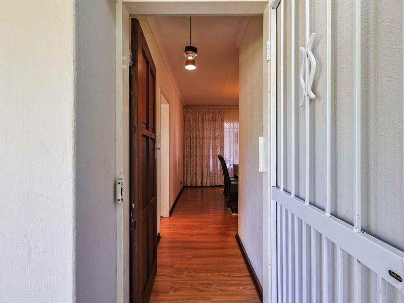 Spacious 4 Bedroom Family Home in Sought-After Garsfontein - Photo 6