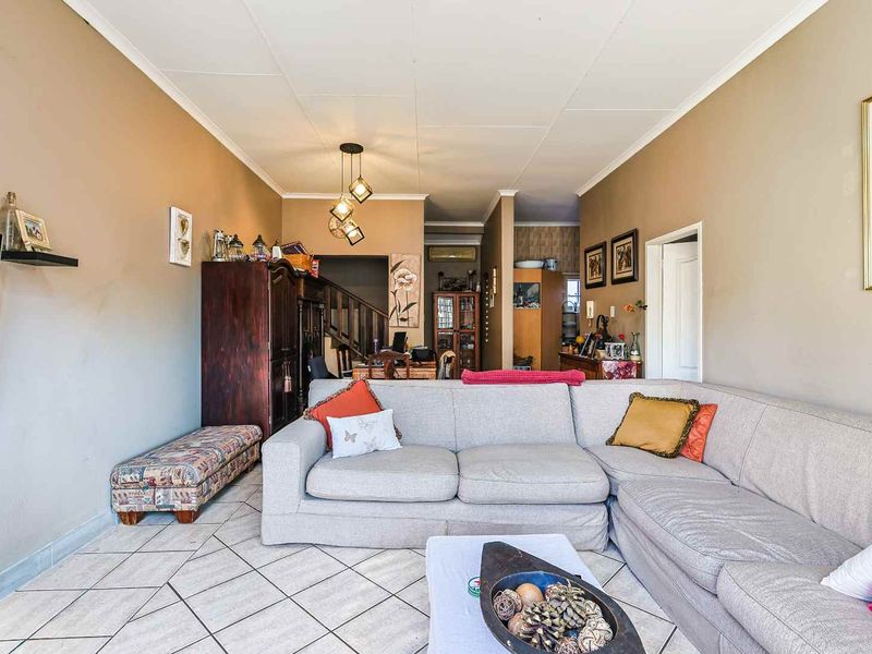Spacious & Private 3-Bedroom in Secure Small Complex - Photo 6