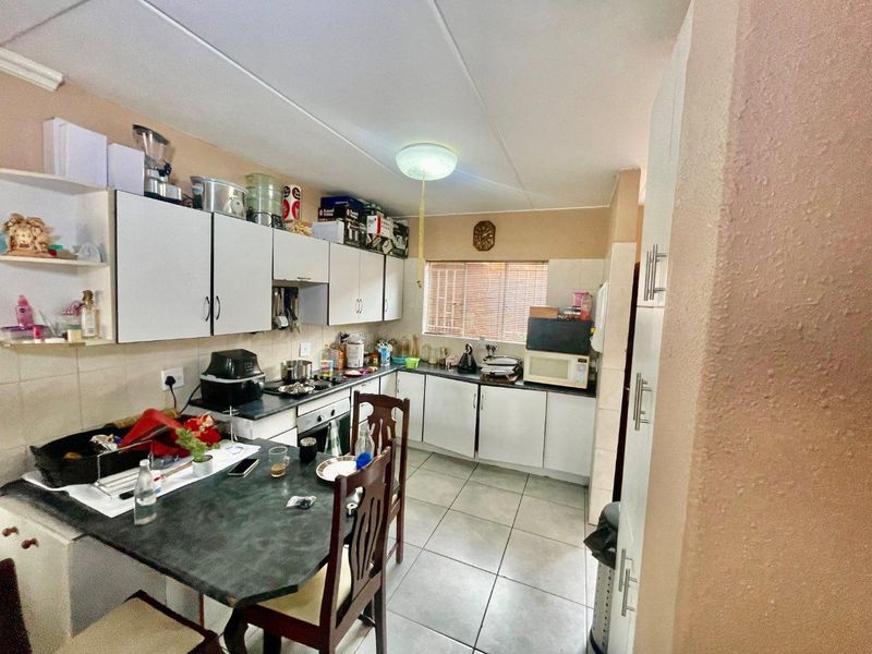 Ideal Location: Easy Access to Airport, Sandton & Pretoria - Photo 2