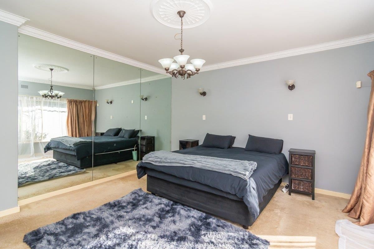 Spacious Family Living in the Heart of Noordheuwel - Photo 3