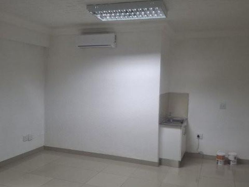 Office to let in Southern Industrial - Photo 5