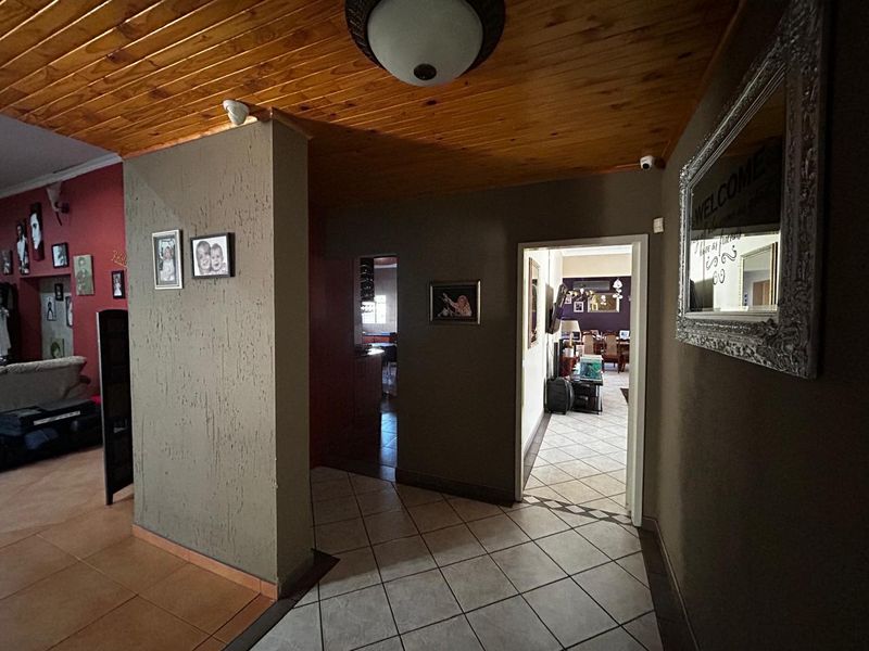 6 Bedroom Gem - Photo 3