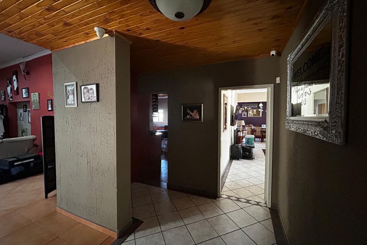 6 Bedroom Gem - Photo 3