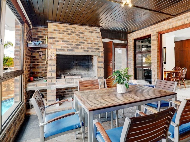 Dual living comprising of a 4 bedrooms & Study main dwelling and a 2 bedroom cottage. - Photo 9