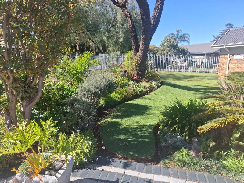 A spacious family home. A fully self-contained flatlet. Three garages. A massive workshop. - Photo 6