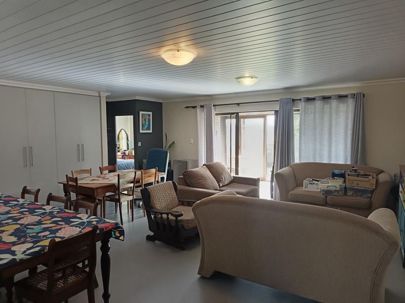 Spacious Family Home with Stunning Mountain Views in Hartenbos Heuwels - Photo 8
