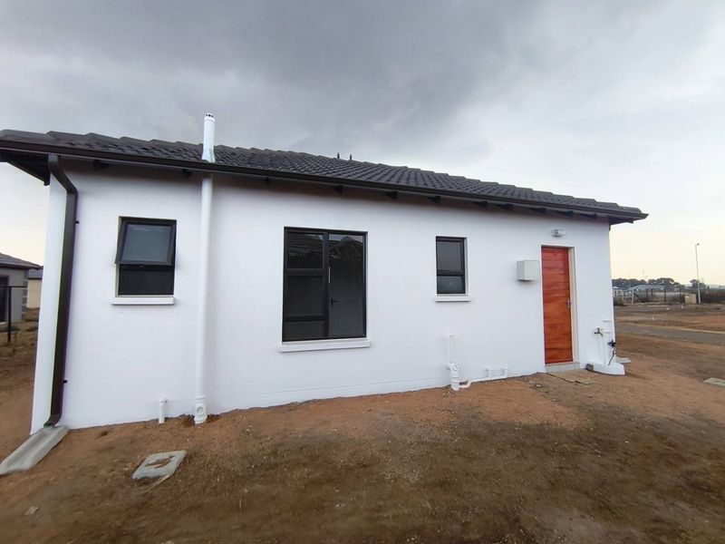 Elegant 3 Bedroom Tuscan Home for Sale in Windmill Park Secure Estate - Photo 1