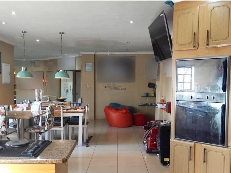 For Sale: Spacious Family Farmhouse - Photo 7