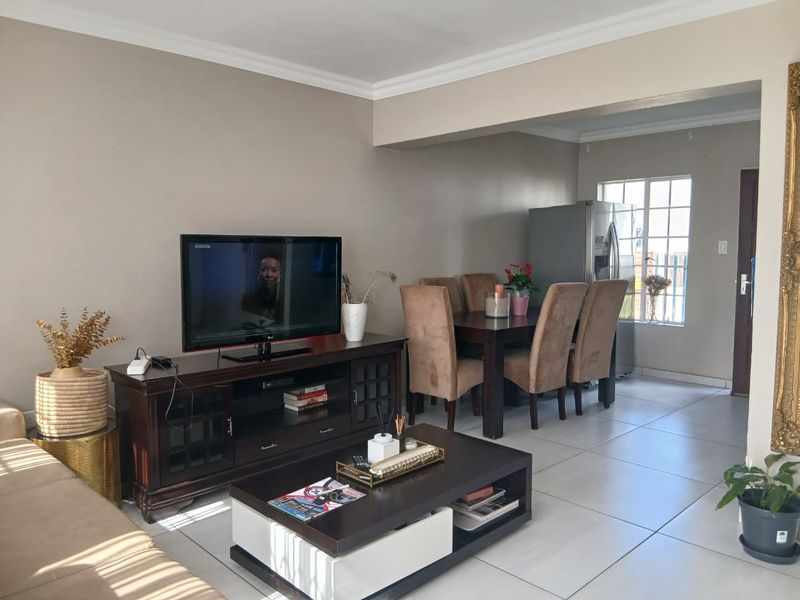 Spacious 3-Bed Home with Private Garden & 24-Hour Security - Photo 7