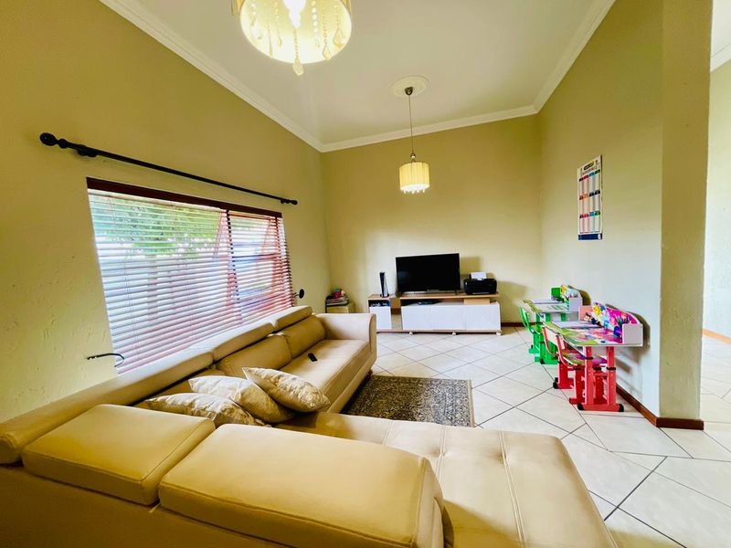 Beautiful family home with spacious living & stunning Garden - Photo 7