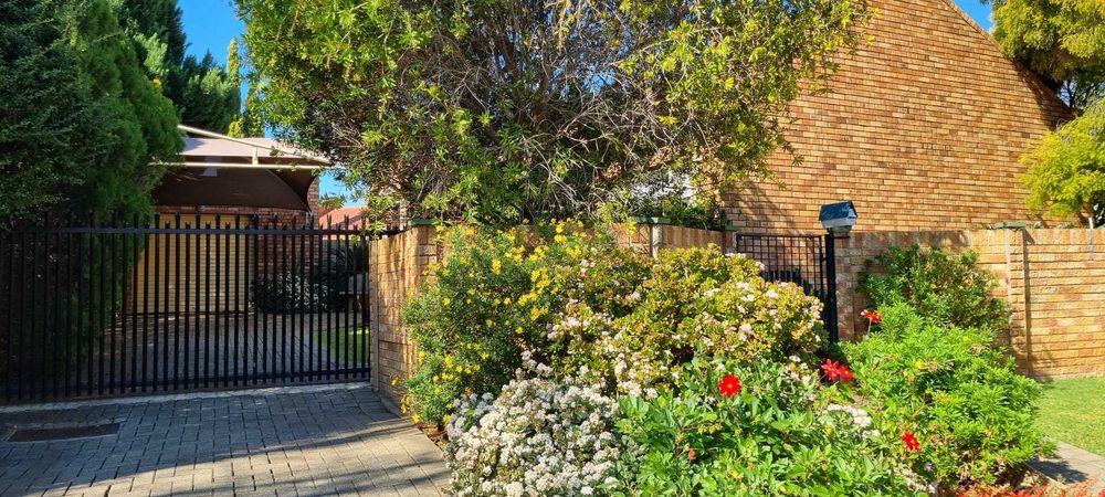 Auto gate and own entrance