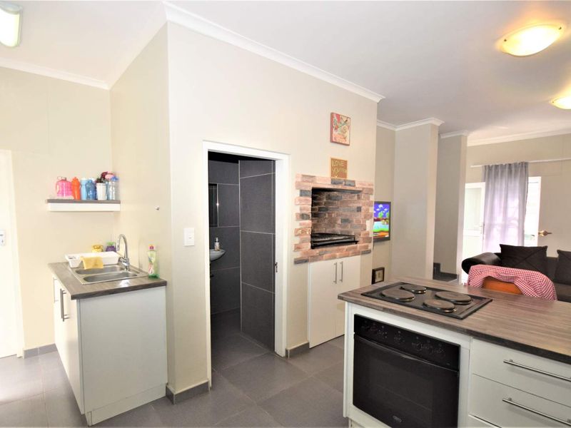 Stunning 3-Bedroom Apartment with Modern Amenities and Security Features - Photo 4