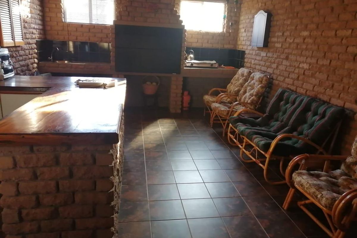 Spacious Family Living with Solar Power, Pool & Excellent Entertainment Areas - Photo 4